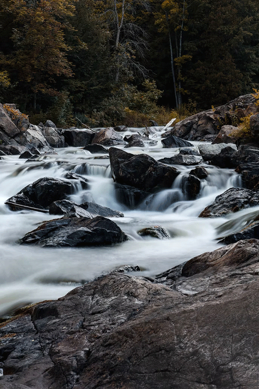 تصویری از یک رود با تکنیک سرعت شاتر در عکاسی