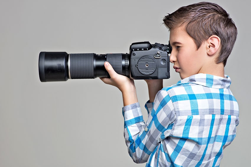 تصویر یک دوربین در دستان یک نوجوان