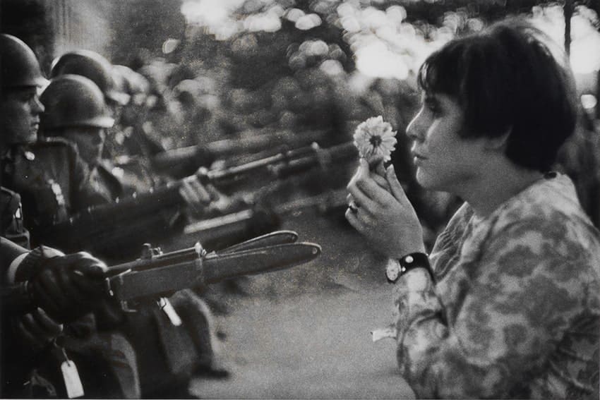 تصویر زن و سربازان در عکاسی مستند