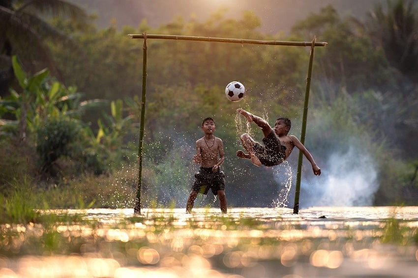 عکسی از دو کودک در حال فوتبال با حالت اولویت شاتر