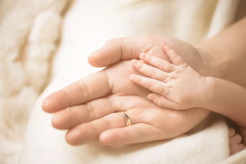 دست مادر و نوزاد